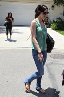 Ashlee Simpson feet photo thumbnail
