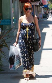Ashlee Simpson feet photo thumbnail
