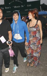 Ashlee Simpson feet photo thumbnail