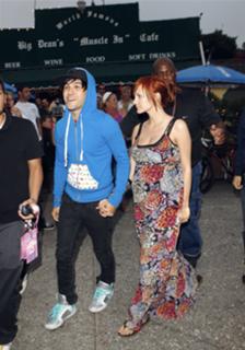 Ashlee Simpson feet photo thumbnail