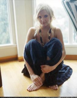 Ashlee Simpson feet photo thumbnail