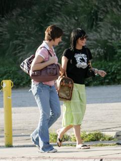 Ashlee Simpson feet photo thumbnail