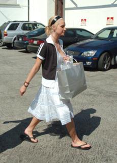 Ashlee Simpson feet photo thumbnail