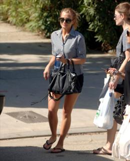 Ashlee Simpson feet photo thumbnail
