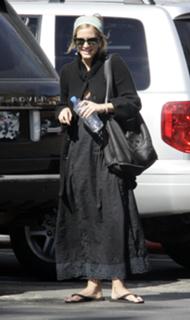 Ashlee Simpson feet photo thumbnail