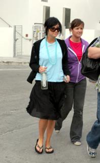 Ashlee Simpson feet photo thumbnail