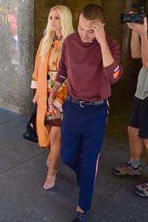 Ashlee Simpson feet photo thumbnail