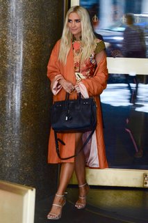 Ashlee Simpson feet photo thumbnail