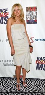 Ashlee Simpson feet photo thumbnail