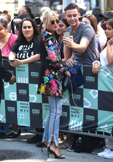 Ashlee Simpson feet photo thumbnail