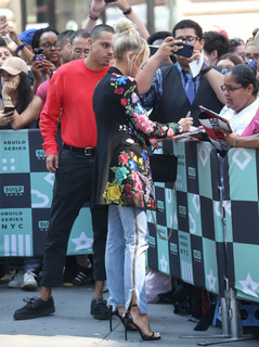 Ashlee Simpson feet photo thumbnail