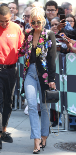 Ashlee Simpson feet photo thumbnail