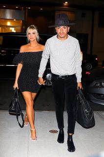 Ashlee Simpson feet photo thumbnail