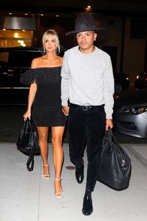 Ashlee Simpson feet photo thumbnail