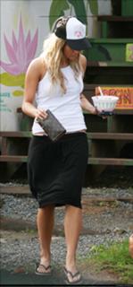 Ashlee Simpson feet photo thumbnail
