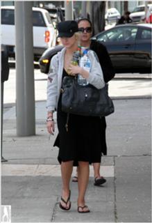 Ashlee Simpson feet photo thumbnail