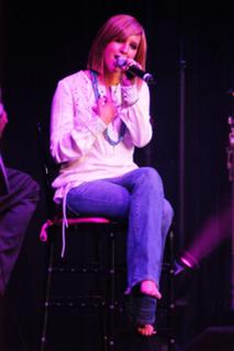 Ashlee Simpson feet photo thumbnail