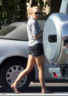 Ashlee Simpson feet photo thumbnail