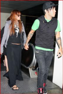 Ashlee Simpson feet photo thumbnail