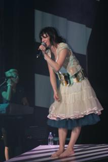 Ashlee Simpson feet photo thumbnail