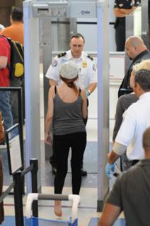 Ashlee Simpson feet photo thumbnail
