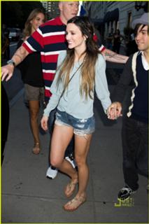Ashlee Simpson feet photo thumbnail