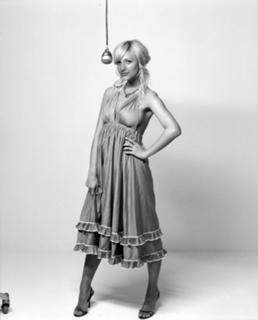 Ashlee Simpson feet photo thumbnail