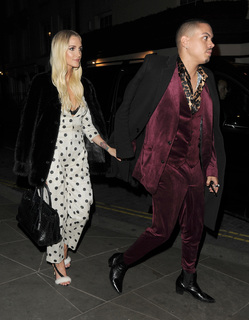 Ashlee Simpson feet photo thumbnail
