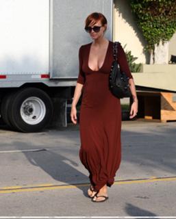 Ashlee Simpson feet photo thumbnail