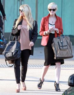 Ashlee Simpson feet photo thumbnail