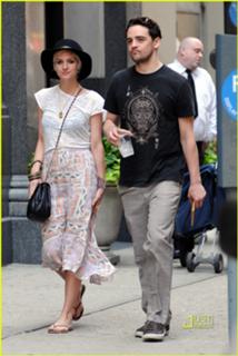 Ashlee Simpson feet photo thumbnail