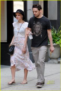 Ashlee Simpson feet photo thumbnail