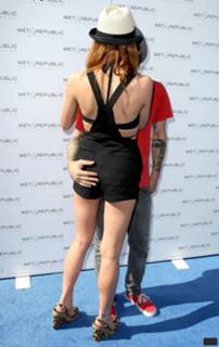 Ashlee Simpson feet photo thumbnail