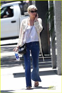 Ashlee Simpson feet photo thumbnail