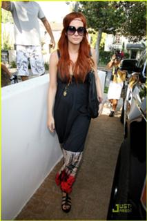 Ashlee Simpson feet photo thumbnail