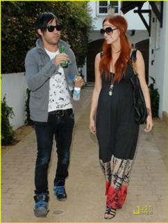 Ashlee Simpson feet photo thumbnail