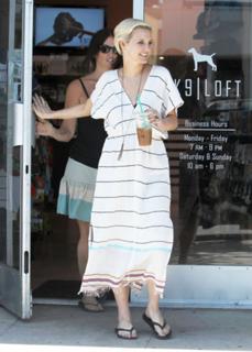 Ashlee Simpson feet photo thumbnail