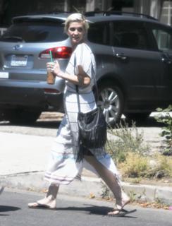 Ashlee Simpson feet photo thumbnail
