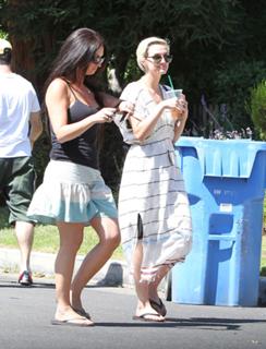 Ashlee Simpson feet photo thumbnail