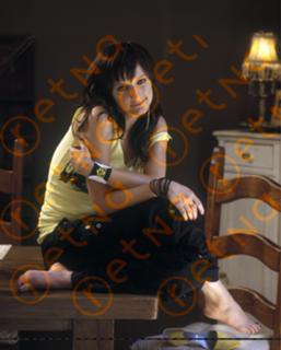 Ashlee Simpson feet photo thumbnail