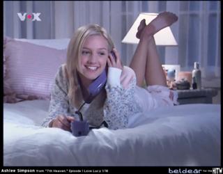 Ashlee Simpson feet photo thumbnail