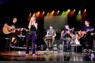 Ashlee Simpson feet photo thumbnail