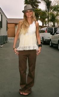 Ashlee Simpson feet photo thumbnail