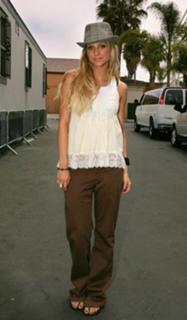 Ashlee Simpson feet photo thumbnail