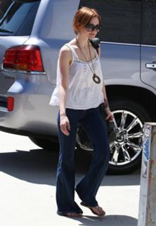 Ashlee Simpson feet photo thumbnail