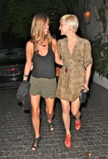 Ashlee Simpson feet photo thumbnail
