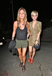 Ashlee Simpson feet photo thumbnail