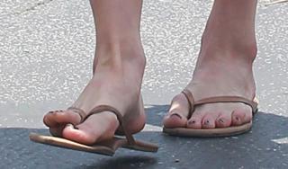 Ashlee Simpson feet photo thumbnail