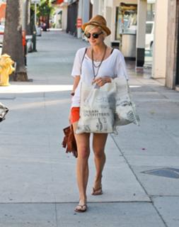 Ashlee Simpson feet photo thumbnail