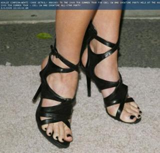 Ashlee Simpson feet photo thumbnail